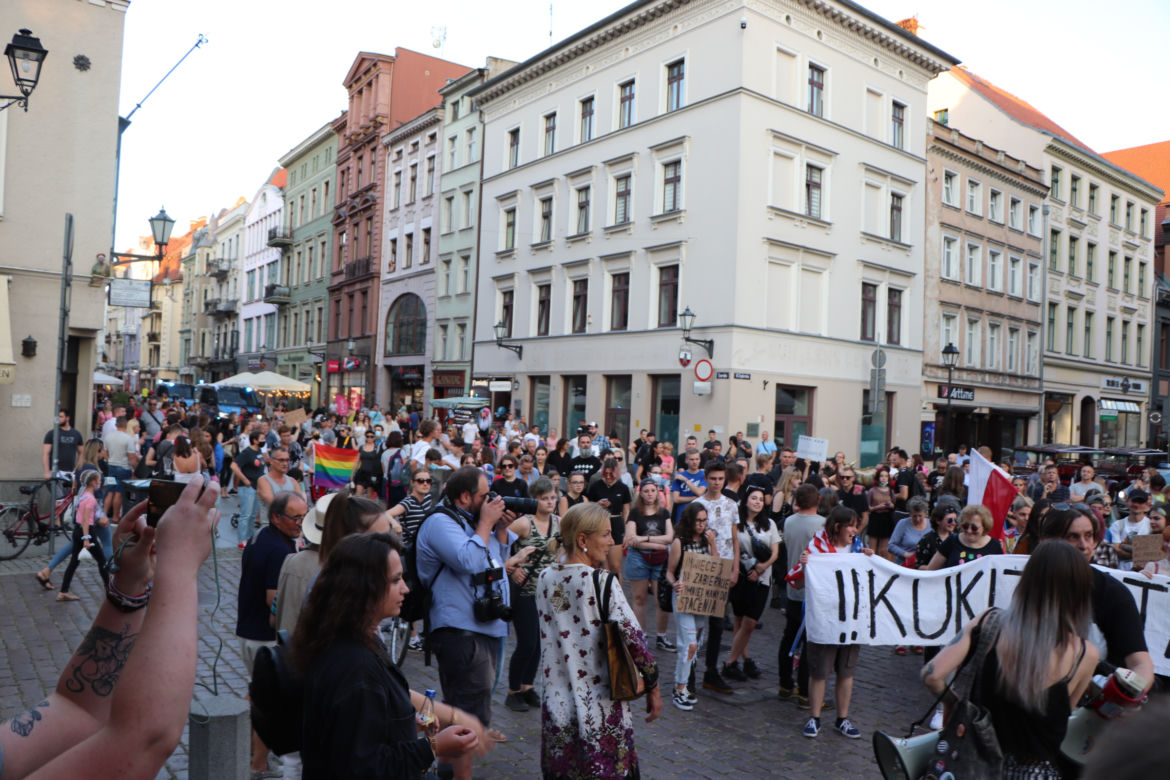 Torunianie protestują przeciwko przegłosowaniu Lex TVN
