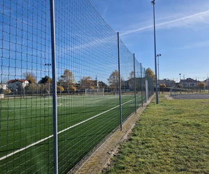​Boisko koło szkoły na Zatorzu w Lesznie jak nowe. Co się zmieniło?