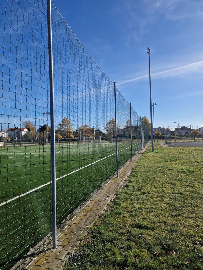 ​Boisko koło szkoły na Zatorzu w Lesznie jak nowe. Co się zmieniło?