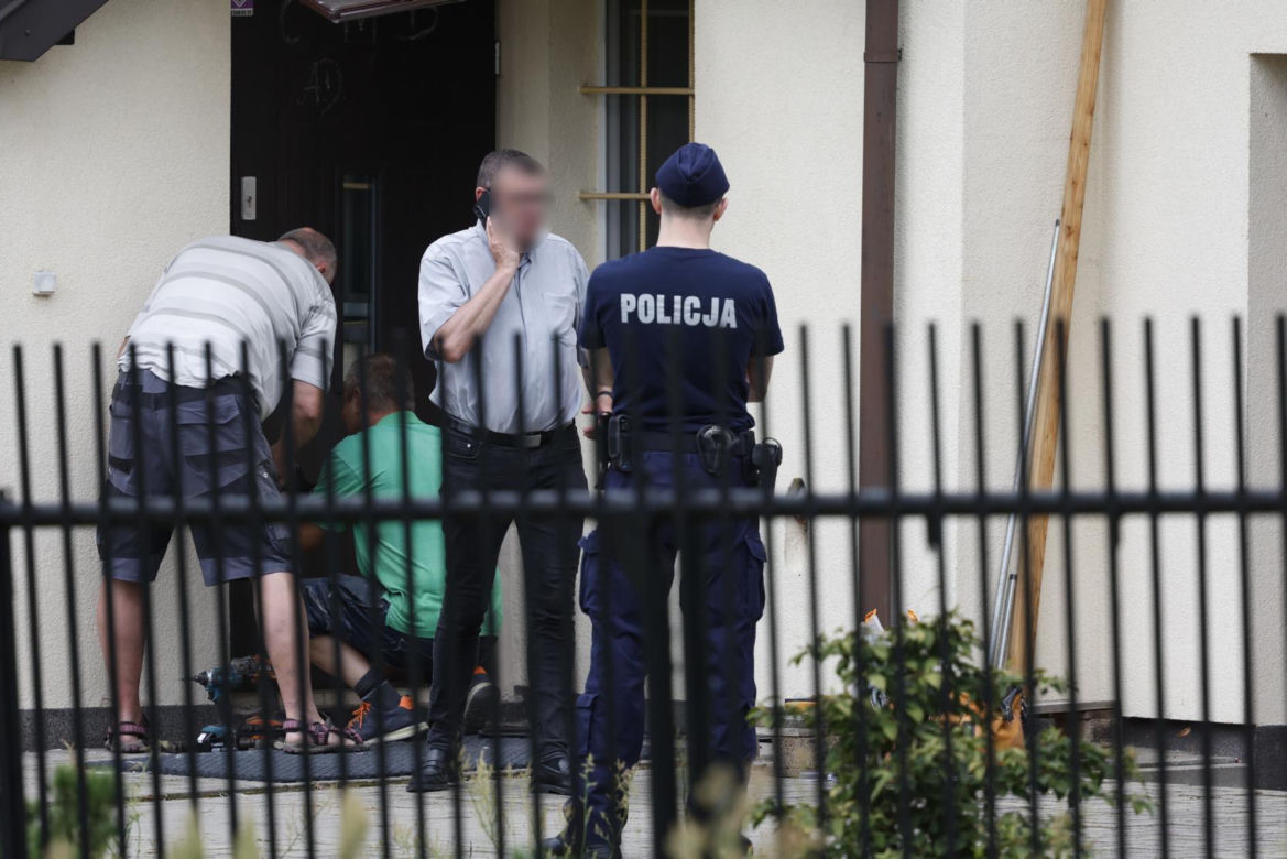 Zbrodnia pod Grójcem. Ksiądz przyznał się do zabójstwa. Policja przeszukała plebanię [ZDJĘCIA]. Kontener: Warszawa