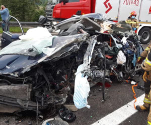 Koszmarny wypadek na S1 koło Żywca. Ciężarowka dosłownie zmiażdżyła samochód osobowy [ZDJĘCIA]