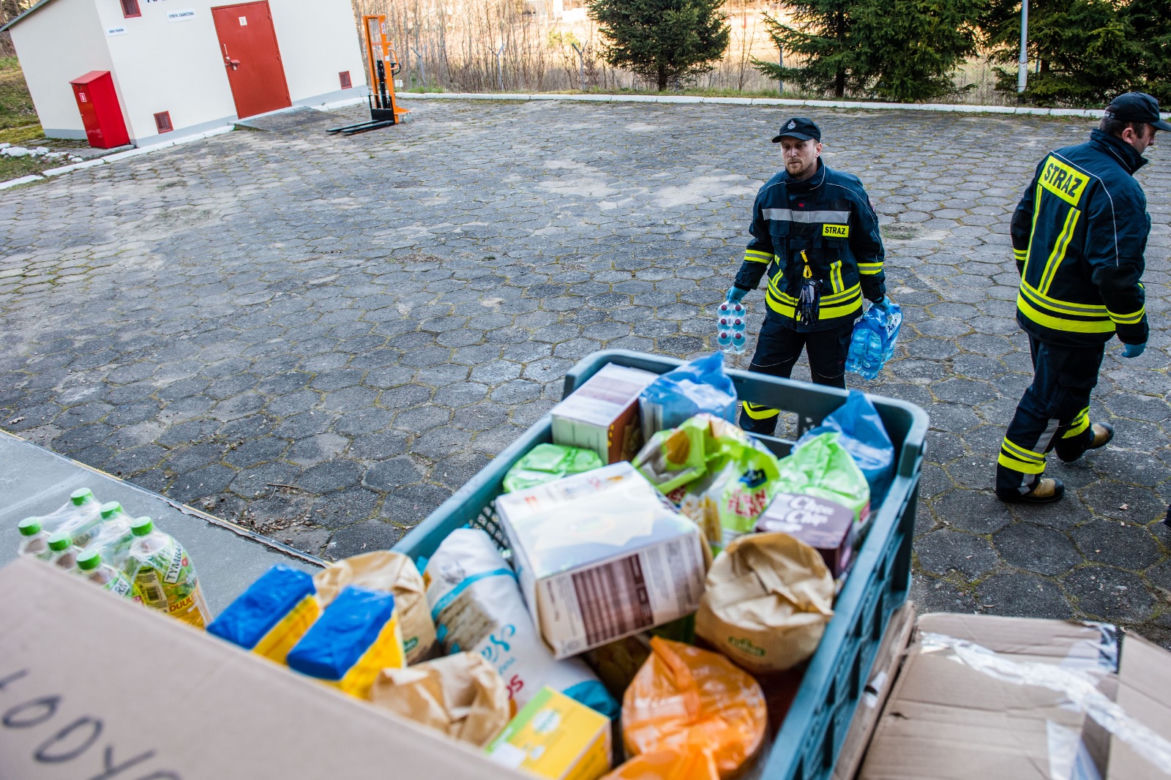 Strażacy w OSP Banino dostarczają sprzęt do szpitali w Gdańsku