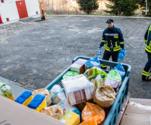 Strażacy w OSP Banino dostarczają sprzęt do szpitali w Gdańsku