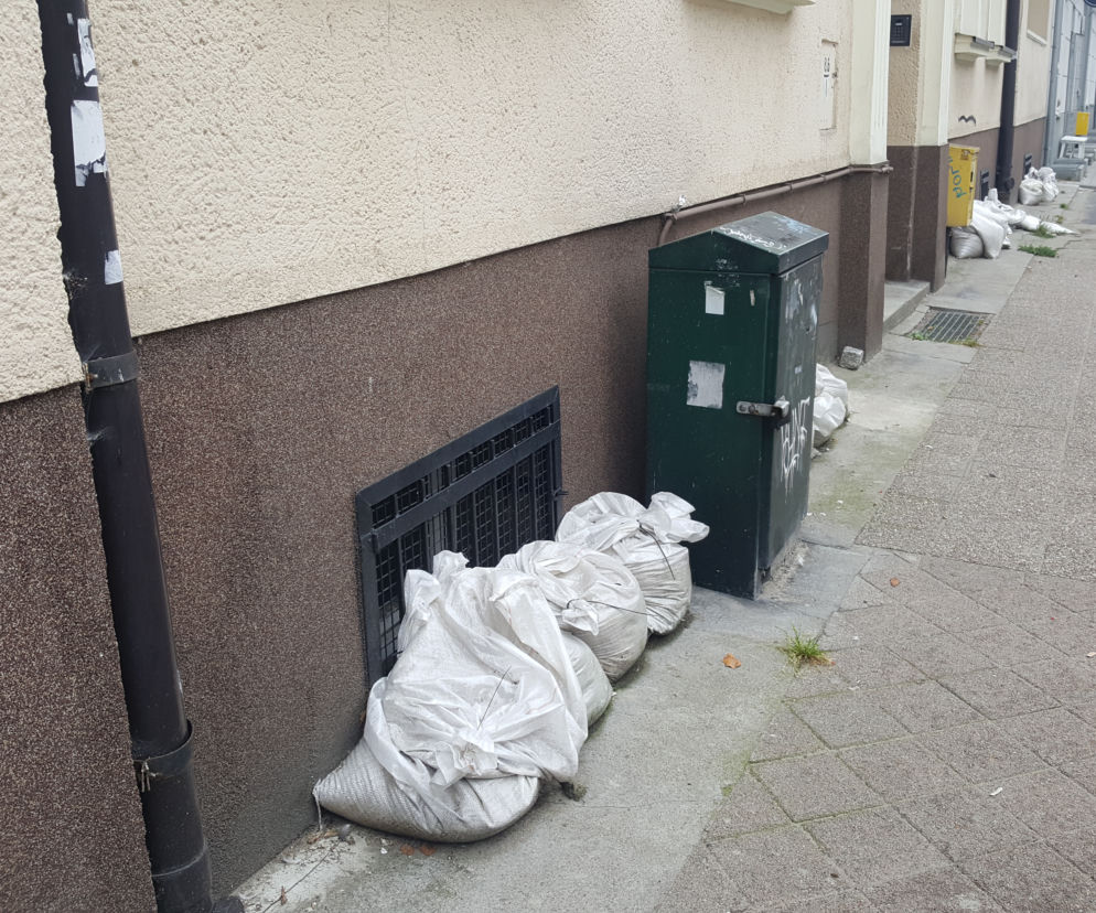 Worki z piaskiem zalegają przy oknach piwnicznych