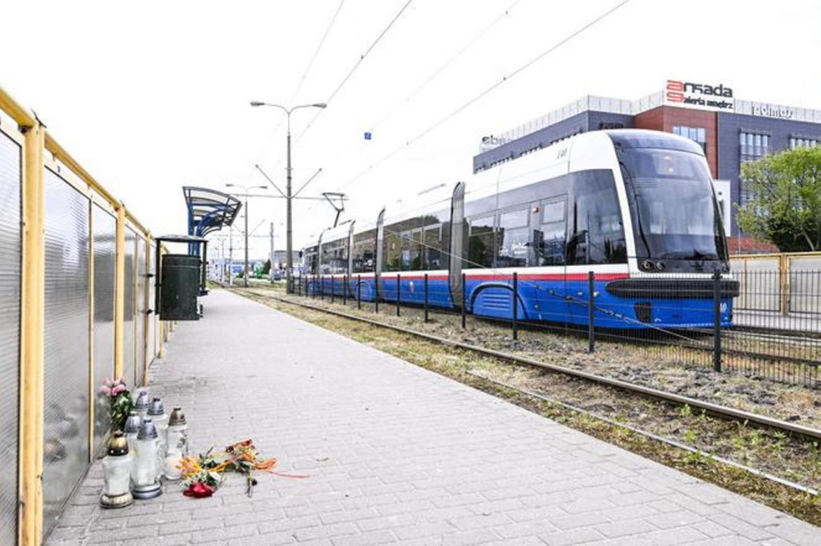 Kwiaty, znicze, pluszaki, łzy. Tak rodzina i znajomi żegnali zmarłą tragicznie Emilię z Bydgoszczy. 