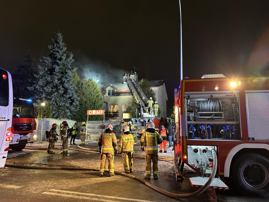 Pożar domu opieki! Strażacy ewakuują pensjonariuszy na noszach