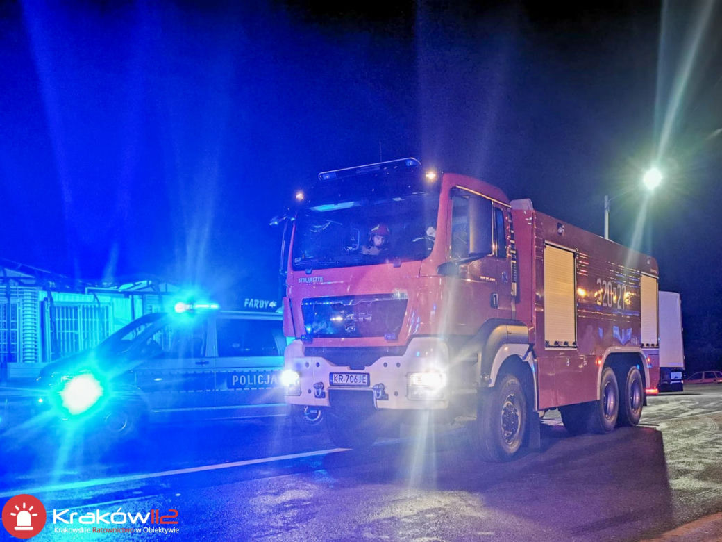 Pożar delikatesów w Michałowicach. Kłęby gęstego dymu było widać z daleka