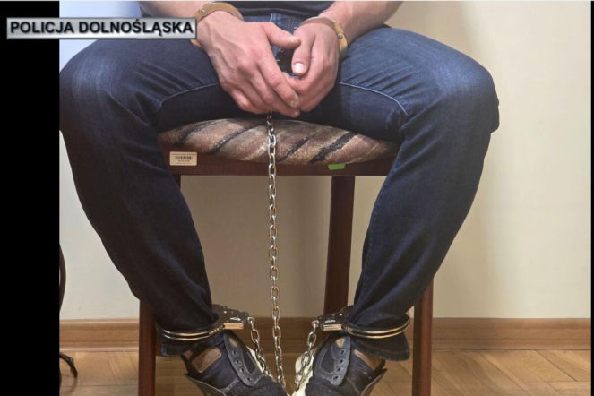 35-latek wycelował broń i strzelił w kierunku policjantów. Dzieliło ich 7 metrów