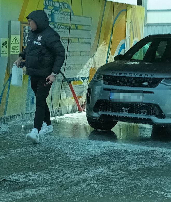 Czesław Michniewicz myje auto w stroju selekcjonera