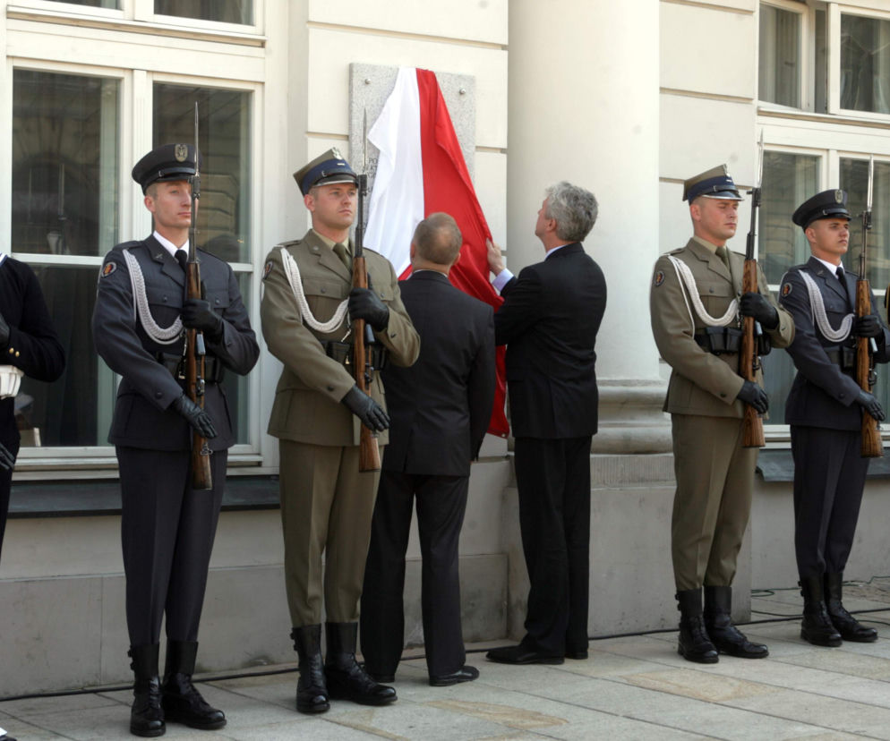 Tablica na Pałacu Prezydenckim