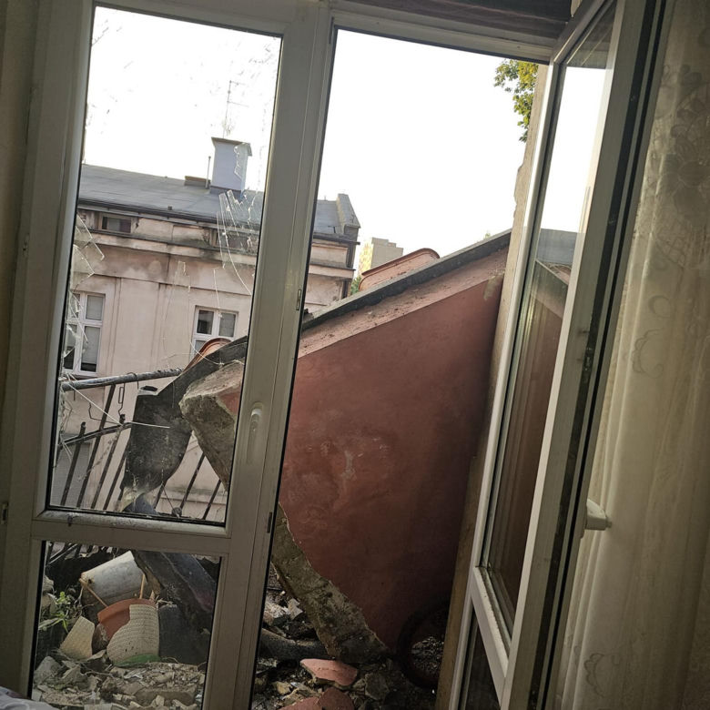 Widziałam jak sąsiedzi runęli z balkonem
