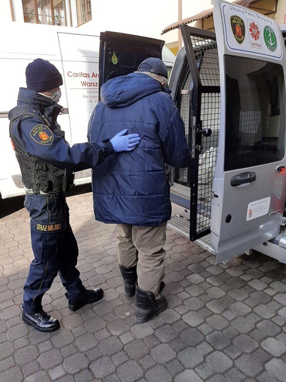 Strażnicy uratowali bezdomnego z bólem serca 
