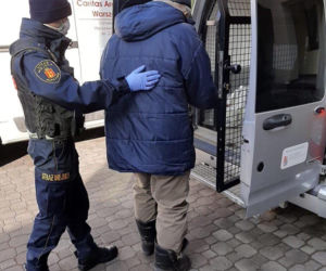 Strażnicy uratowali bezdomnego z bólem serca 