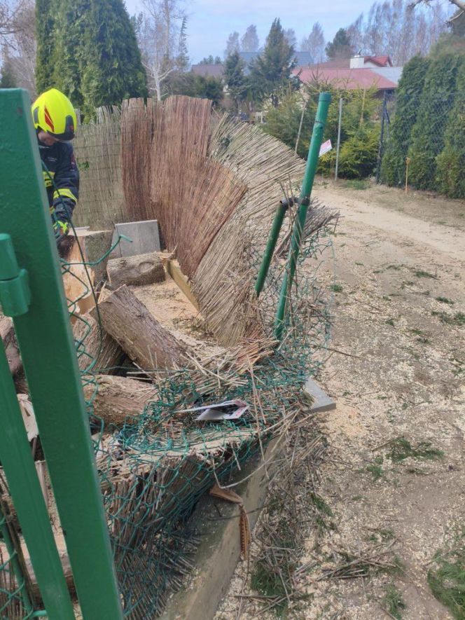 Zerwane dachy, powalone drzewa i prawie 11 tysięcy odbiorców bez prądu!