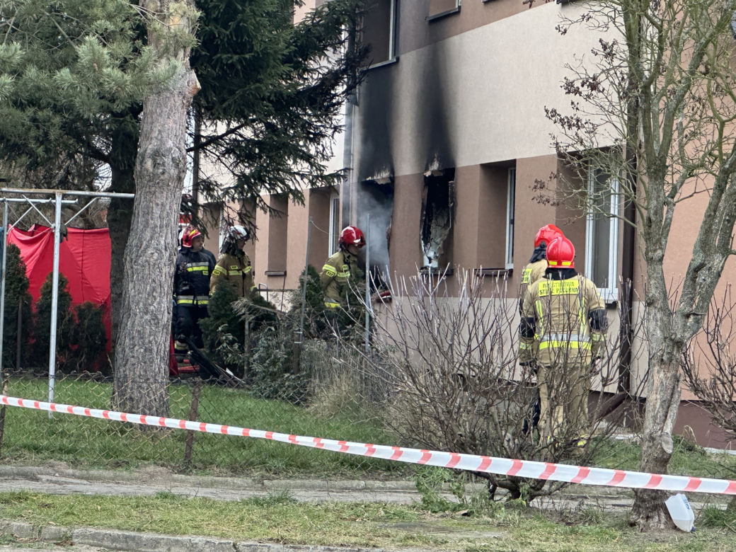 Tragiczny pożar w Nasielsku. Jęzory ognia buchały z okien mieszkania na parterze. Strażacy znaleźli w lokalu zwęglone zwłoki