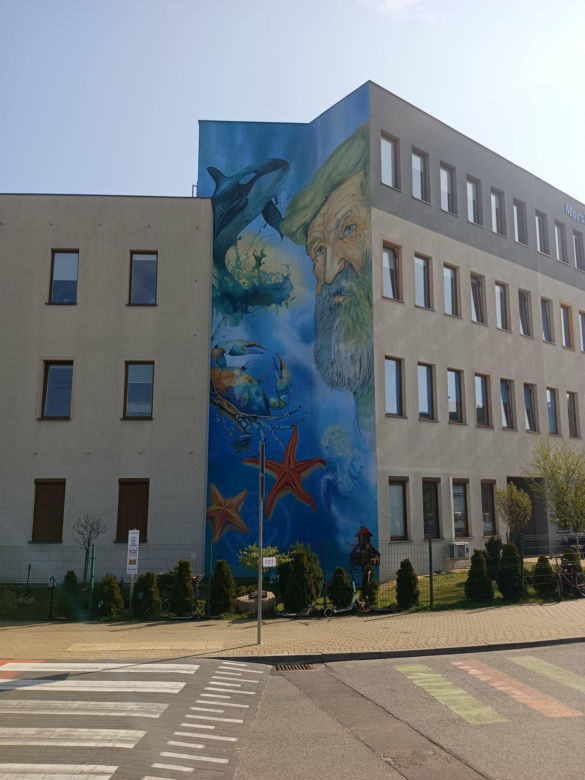 Mural z Aleksandrem Dobą na ścianie Morskiej Szkoły Podstawowej na gdańskim Ujeścisku