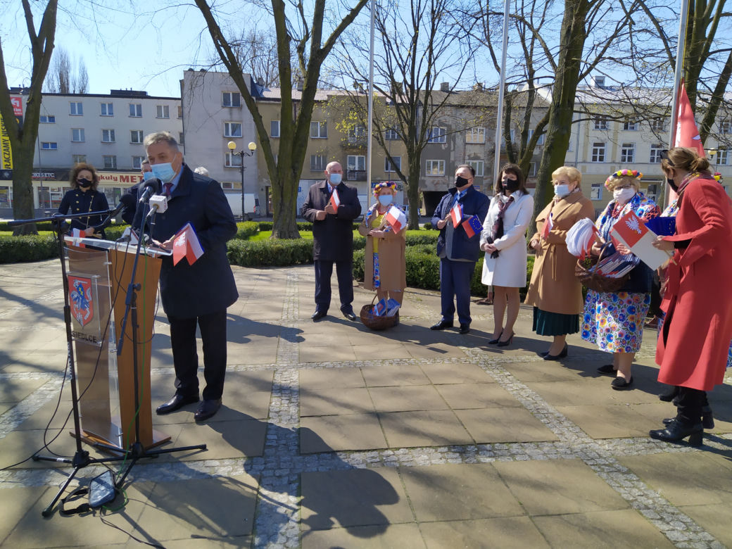 Zawieszenie flagi województwa mazowieckiego na Skwerze Kościuszki w Siedlcach - 28.04.2021