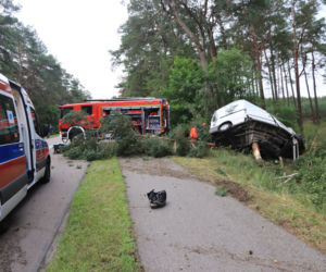 WYPADEK SAMOCHODOWY AUTO UDERZYŁO W DRZEWO