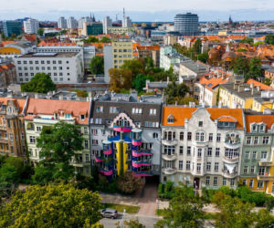 Budynek kolorowy niczym rajski ptak powstał w latach 90.