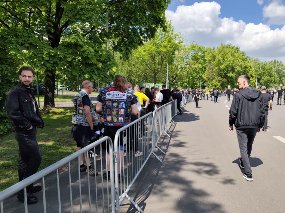 Długie kolejki i tłum fanów przed koncertem Metaliki