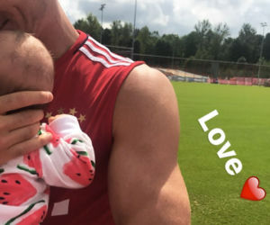 Robert Lewandowski przytulił córkę po treningu