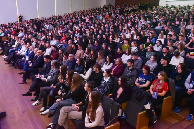 Sławosz Uznański-Wiśniewski w Toruniu. Gigantyczna kolejka pod Aulą UMK