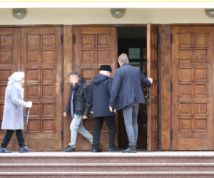 Lech Wałęsa zupełnie sam w pustym kościele. Pojechał się pomodlić tuż przed świętami