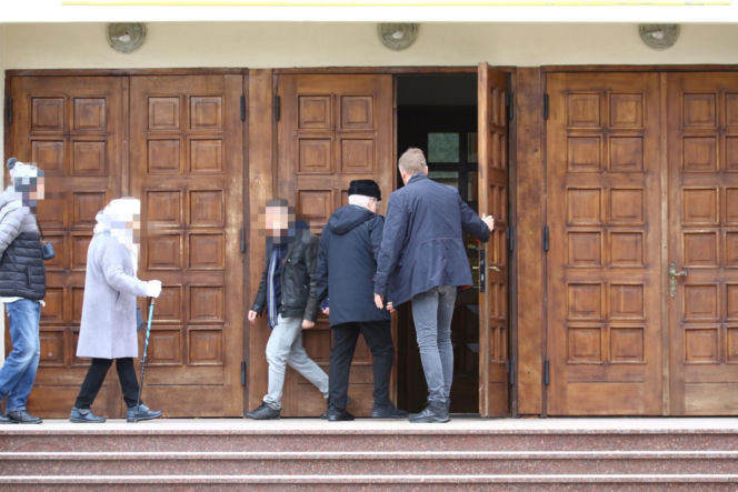 Lech Wałęsa zupełnie sam w pustym kościele. Pojechał się pomodlić tuż przed świętami