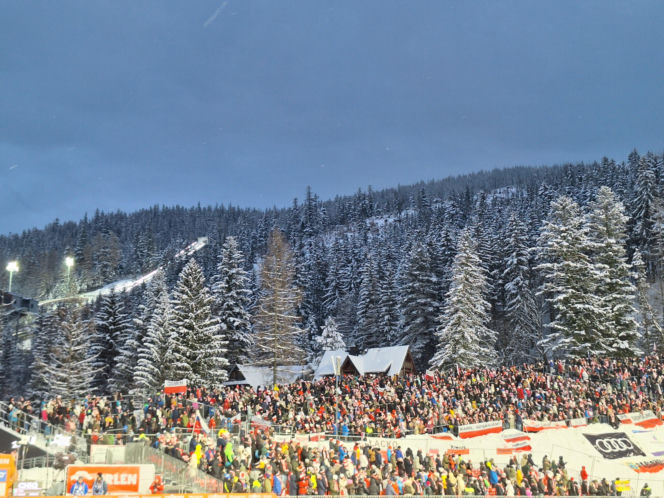Tłumy kibiców pod Wielką Krokwią w Zakopanem