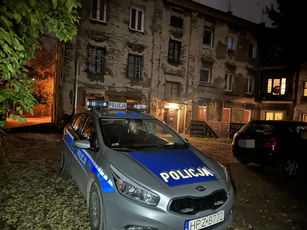 Tajemnicza śmierć w Pruszkowie. Zwłoki mężczyzny znalezione w mieszkaniu. To było zabójstwo? 