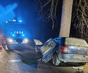 Golf roztrzaskał się na drzewie. Dwie osoby zginęły na miejscu, trzecia w szpitalu