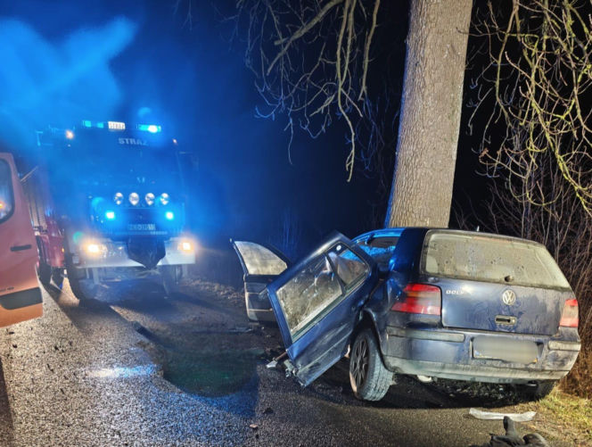 Golf roztrzaskał się na drzewie. Dwie osoby zginęły na miejscu, trzecia w szpitalu
