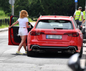 Wstyd Kasiu! Zielińska parkuje na środku ulicy swoje Audi RS4 warte 400 tysięcy i idzie na zakupy