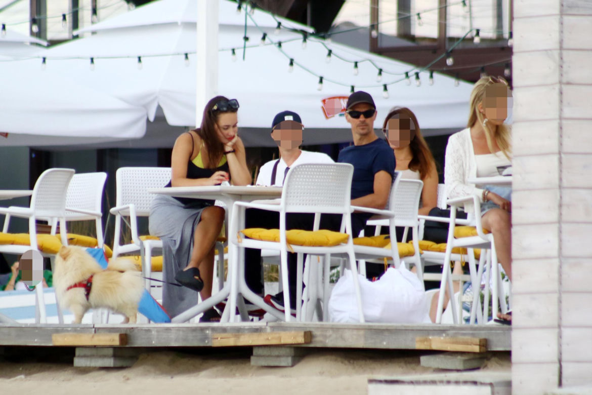 Piotr Żyła i Marcelina Ziętek na plaży