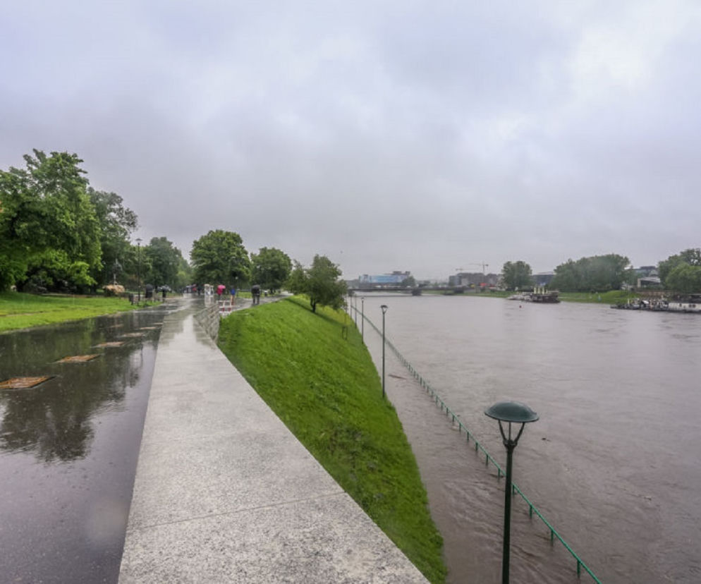 Kraków. Wisła wystąpiła z koryta. Bulwary zalane