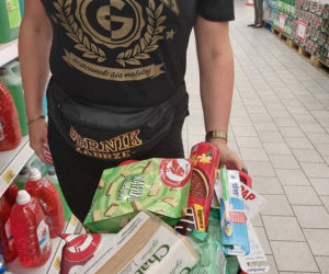 Zabrze: Młody chłopak odnosił ludziom talerze za resztki jedzenia. Dziewczyny z Torcida Girls wyciągnęły do niego pomocną dłoń [ZDJĘCIA]