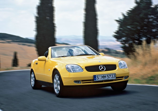Mercedes SLK: pierwszy roadster typu coupe-cabrio zadebiutował w 1996 r. Występował z szeroką paletą silników od najsłabszego 2.0, po 3.2 V6 w wersji AMG. Auto można znalźć nawet za 13 000 zł.