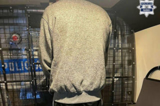 Żory: Uciekając przed policją schował się nietypowym miejscu. Zdradziło go gdakanie kur