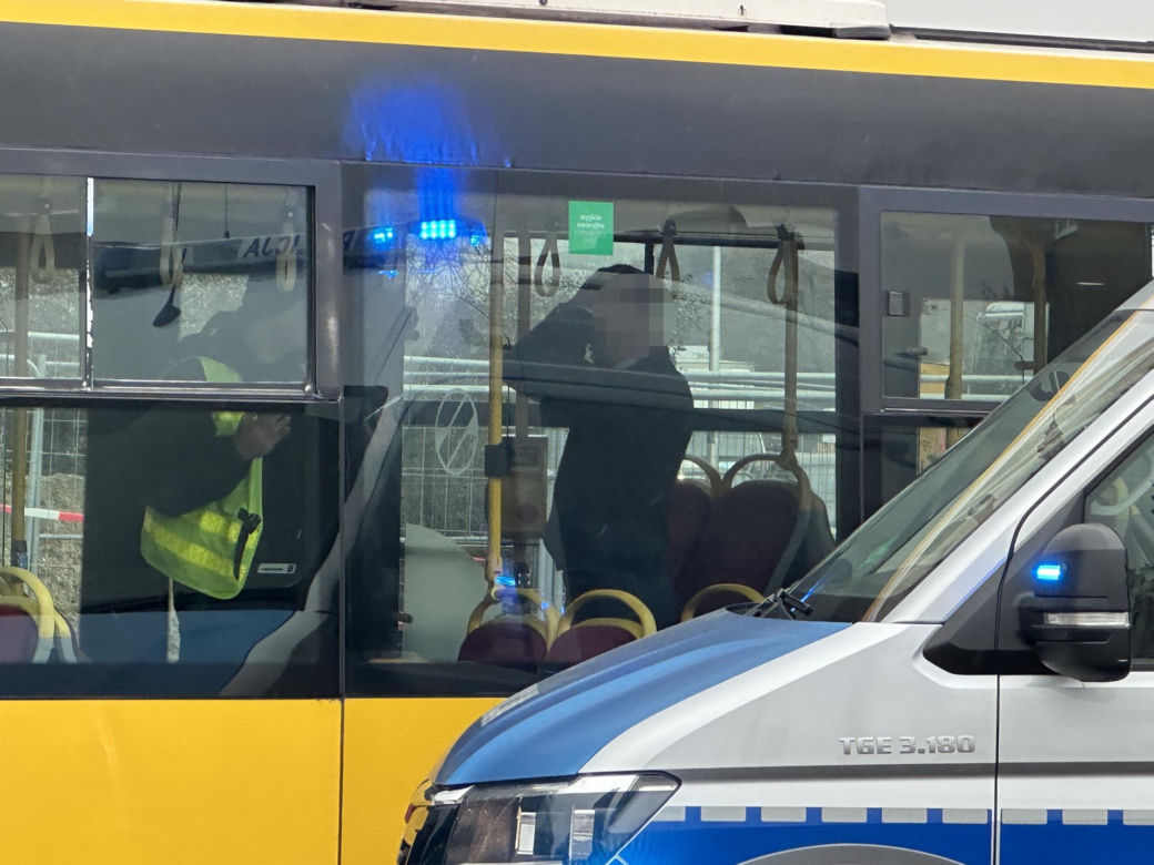 Plama krwi, torebka i rozbite okulary. Rozpacz kierowcy autobusu po koszmarnym wypadku na Mokotowie. Nowe informacje