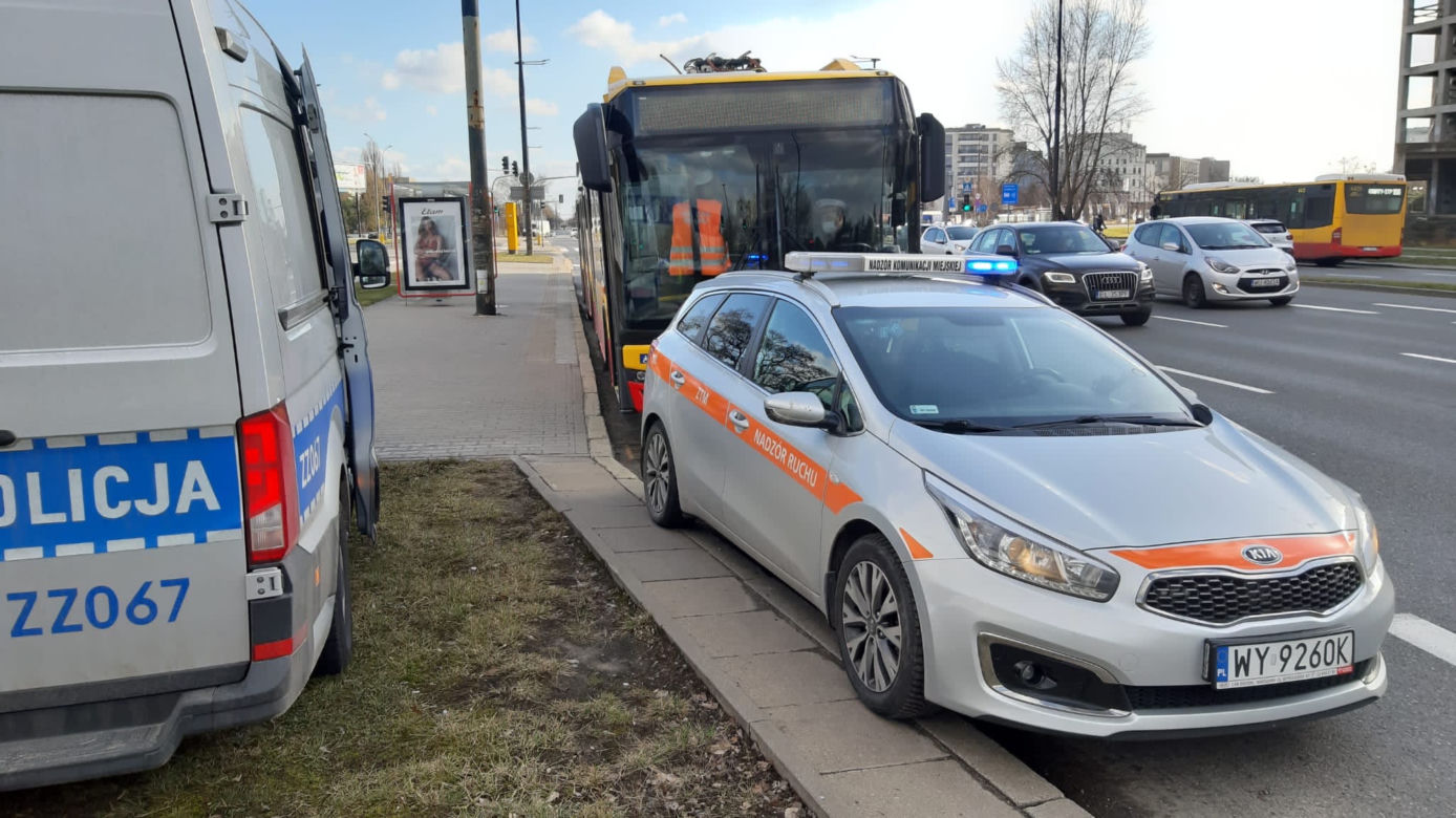 Czteromiesięczne dziecko wypadło z wózka podczas hamowania. Dramat w miejskim autobusie
