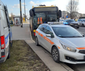 Czteromiesięczne dziecko wypadło z wózka podczas hamowania. Dramat w miejskim autobusie