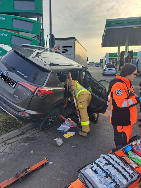 Roztrzaskał auto na stacji benzynowej. Zakleszczonego kierowcę wyciągali strażacy