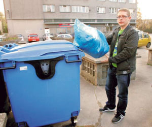 Stolica utonie w śmieciach