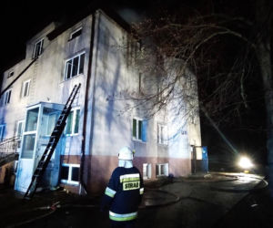 Pożar wybuchł w nocy. Ogień i dym odcięły drogę ucieczki czteroosobowej rodzinie