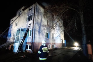 Pożar wybuchł w nocy. Ogień i dym odcięły drogę ucieczki czteroosobowej rodzinie