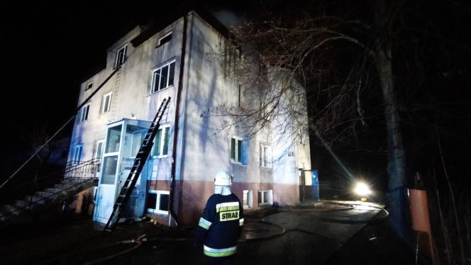 Pożar wybuchł w nocy. Ogień i dym odcięły drogę ucieczki czteroosobowej rodzinie