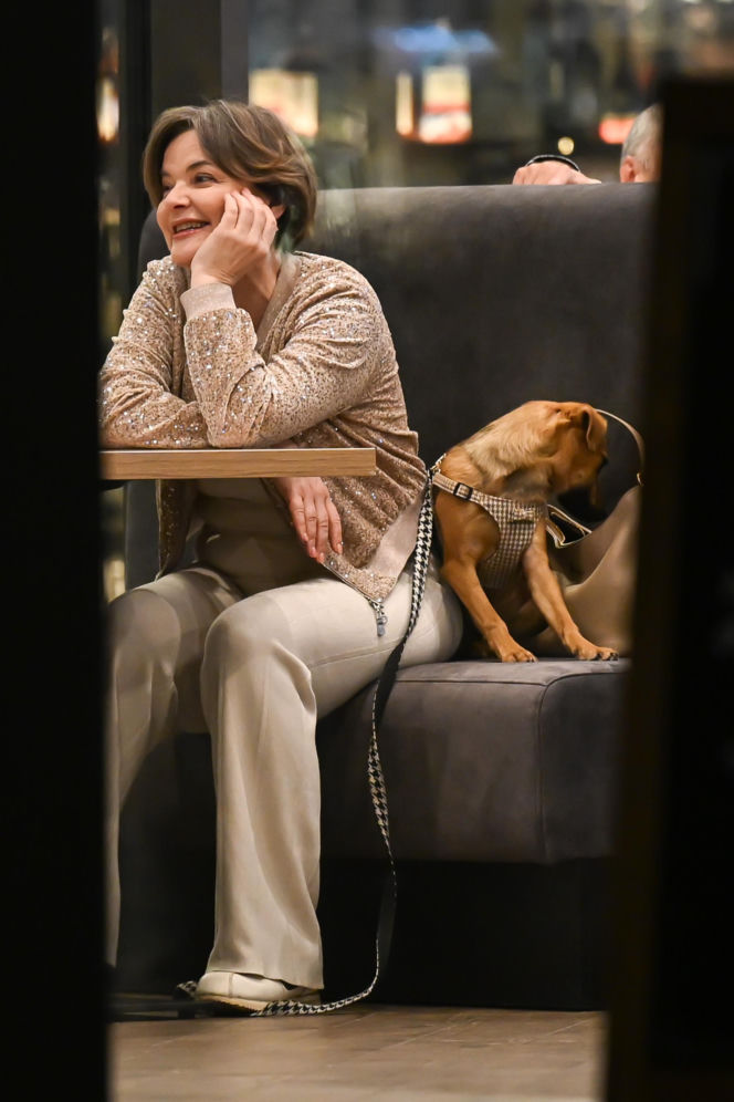 Monika Richardson z dzieckiem i pieskiem