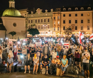 Manifestacja Białorusinów na rynku w Krakowie. Precz z Łukaszenką!