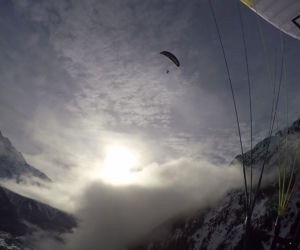 Polacy szykują się do lotu paralotnią z Mont Blanc