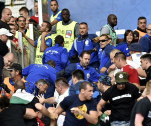 Zadyma kibiców na Euro 2016 podczas meczu Węgier z Islandią